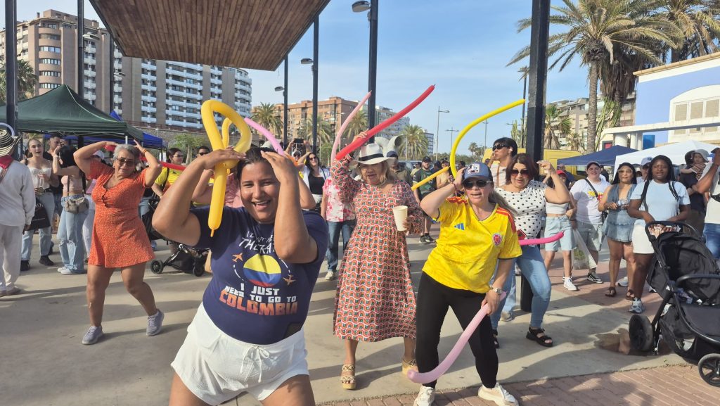 El Ejido se viste de amarillo, azul y rojo para celebrar la Independencia de Colombia